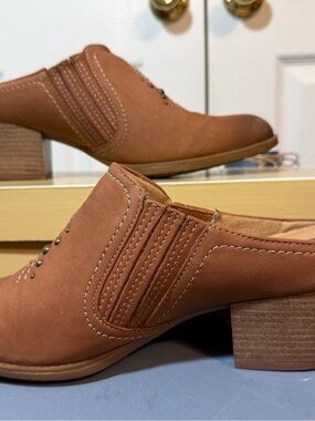 Earth Women's sand brown “Mendon” Low Block Heel Mules